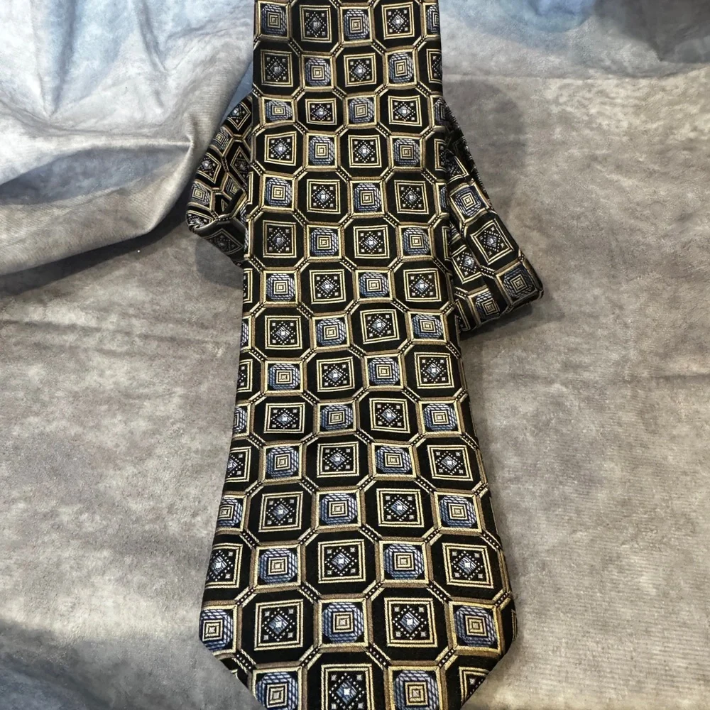 Pronto-Uomo Geometric Patterned Tie in Black‎ and Gold